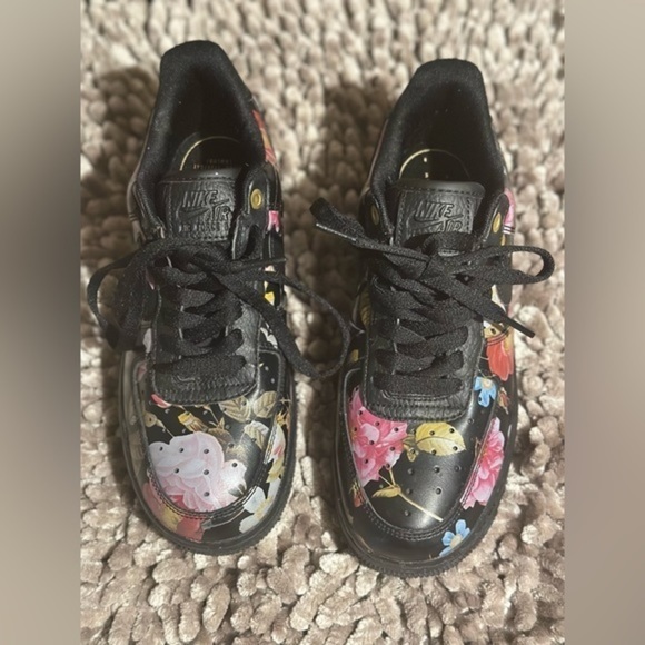 ‼️Sold ‼️ Nike Black Floral Air Force 1 Women’s size 6.5 US - Picture 3 of 7